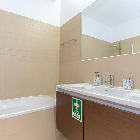 Golden Views Penthouse 3br In Newtown Apartment