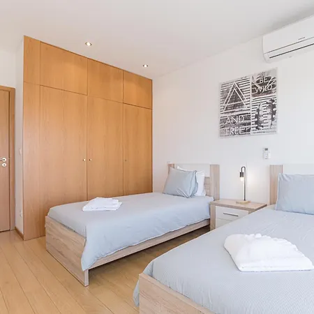 Golden Views Penthouse 3br In Newtown Apartment