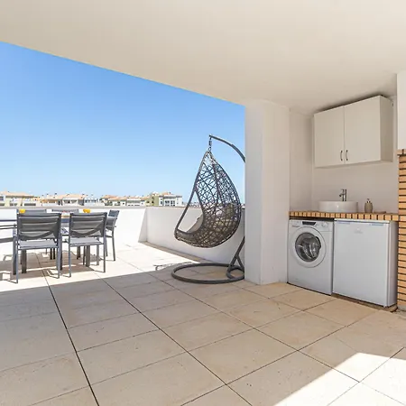 Golden Views Penthouse 3br In Newtown Daire