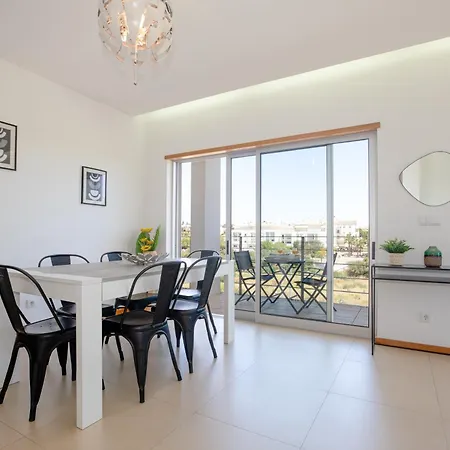 Golden Views Penthouse 3br In Newtown